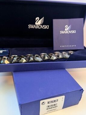 Absolutely gorgeous EXTREMELY RARE retired Swarovski bracelet.